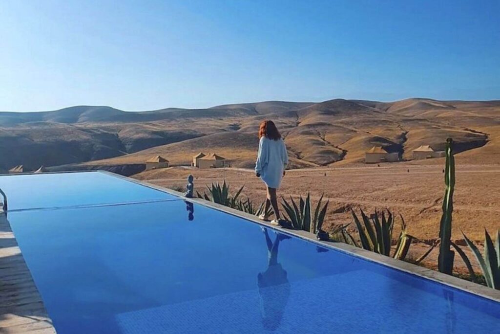 Journée piscine Marrakech dès 35€. Day pass avec déjeuner, transports inclus. Piscines Agafay,