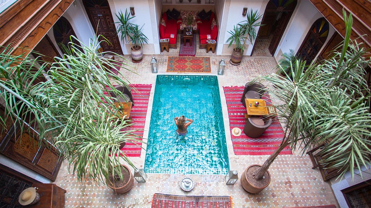 Cocktail coloré servi au bord d’une piscine avec ambiance lounge à Marrakech