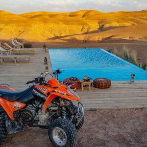 Déjeuner traditionnel marocain servi près de la piscine Agafay
