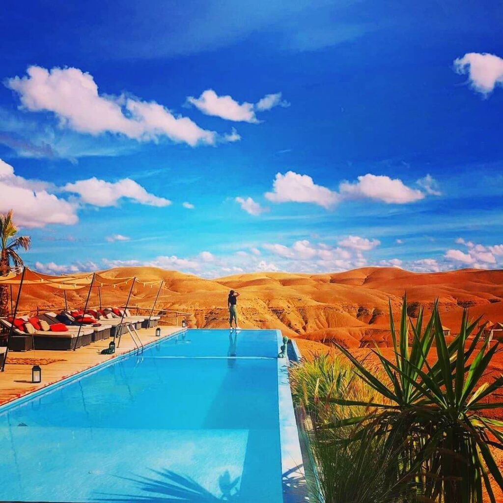 Détente assurée au bord de la piscine Agafay, entre transats confortables et calme absolu
