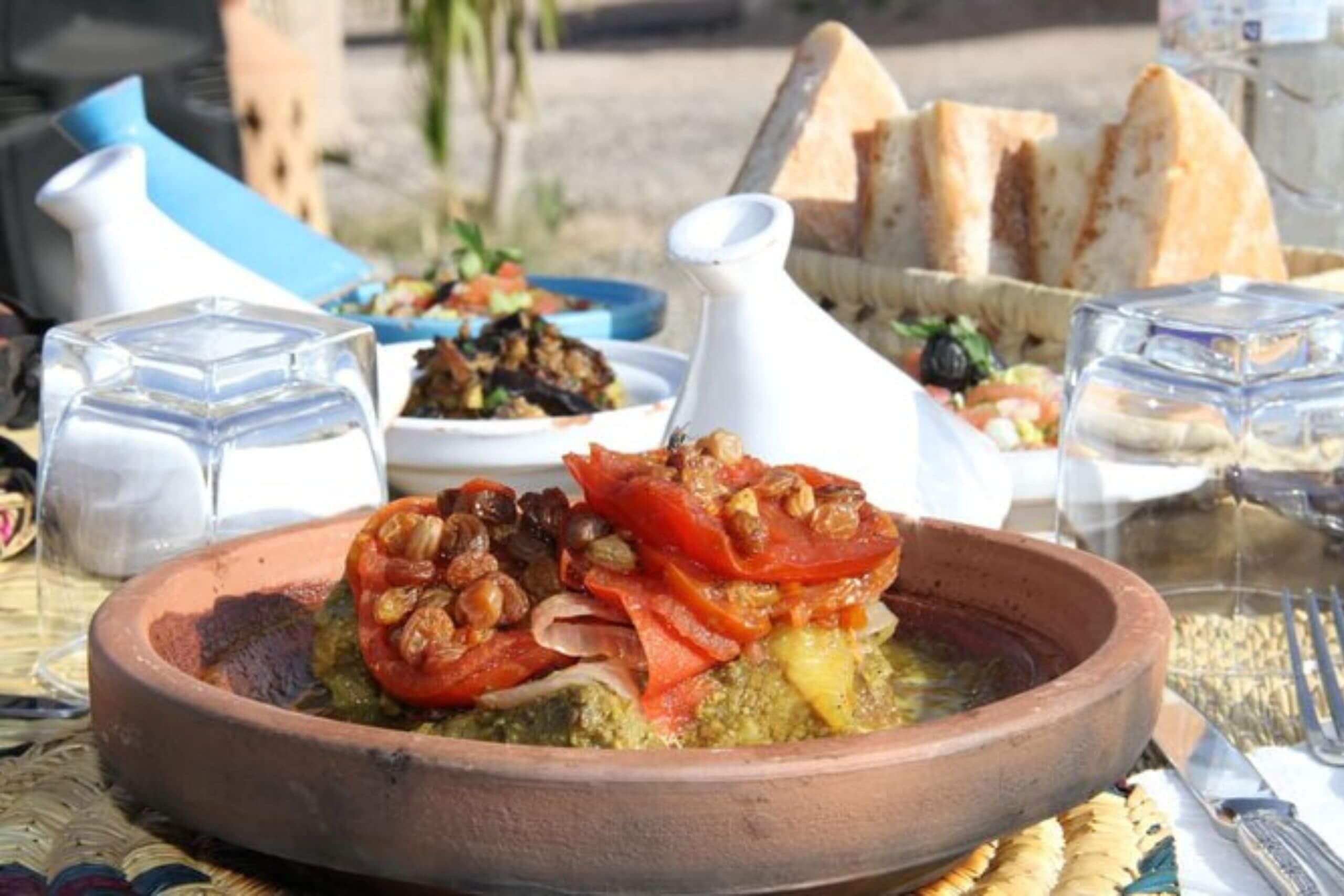 Dîner traditionnel marocain sous tente dans le désert d’Agafay avec spectacle de musique berbère