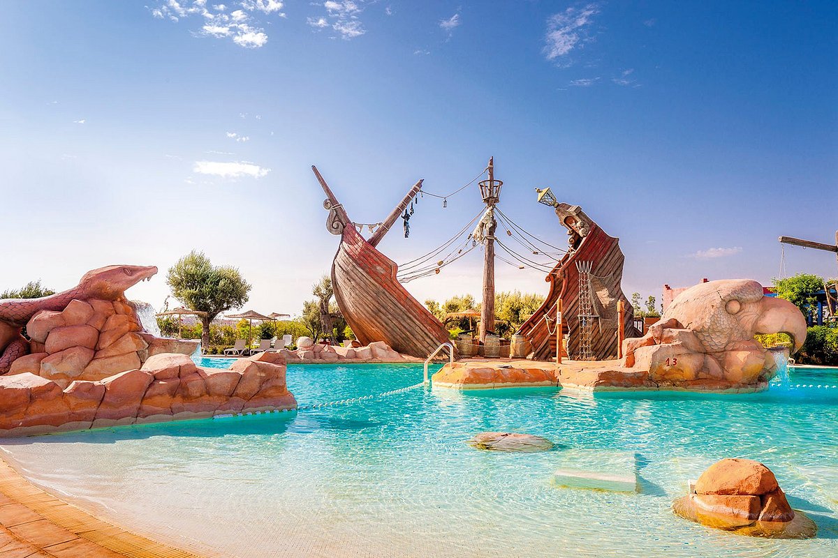 Top Piscines à Marrakech Personnes se détendant autour d’une piscine avec parasols dans le désert d’Agafay près de Marrakech