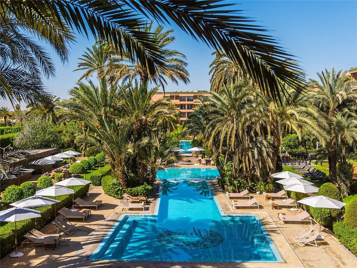 Piscine chauffée avec vue sur l’Atlas à Marrakech dans un hôtel de luxe