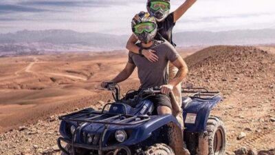 Quad Désert Agafay avec des Touriste conduisant un quad sur les pistes rocailleuses d’Agafay