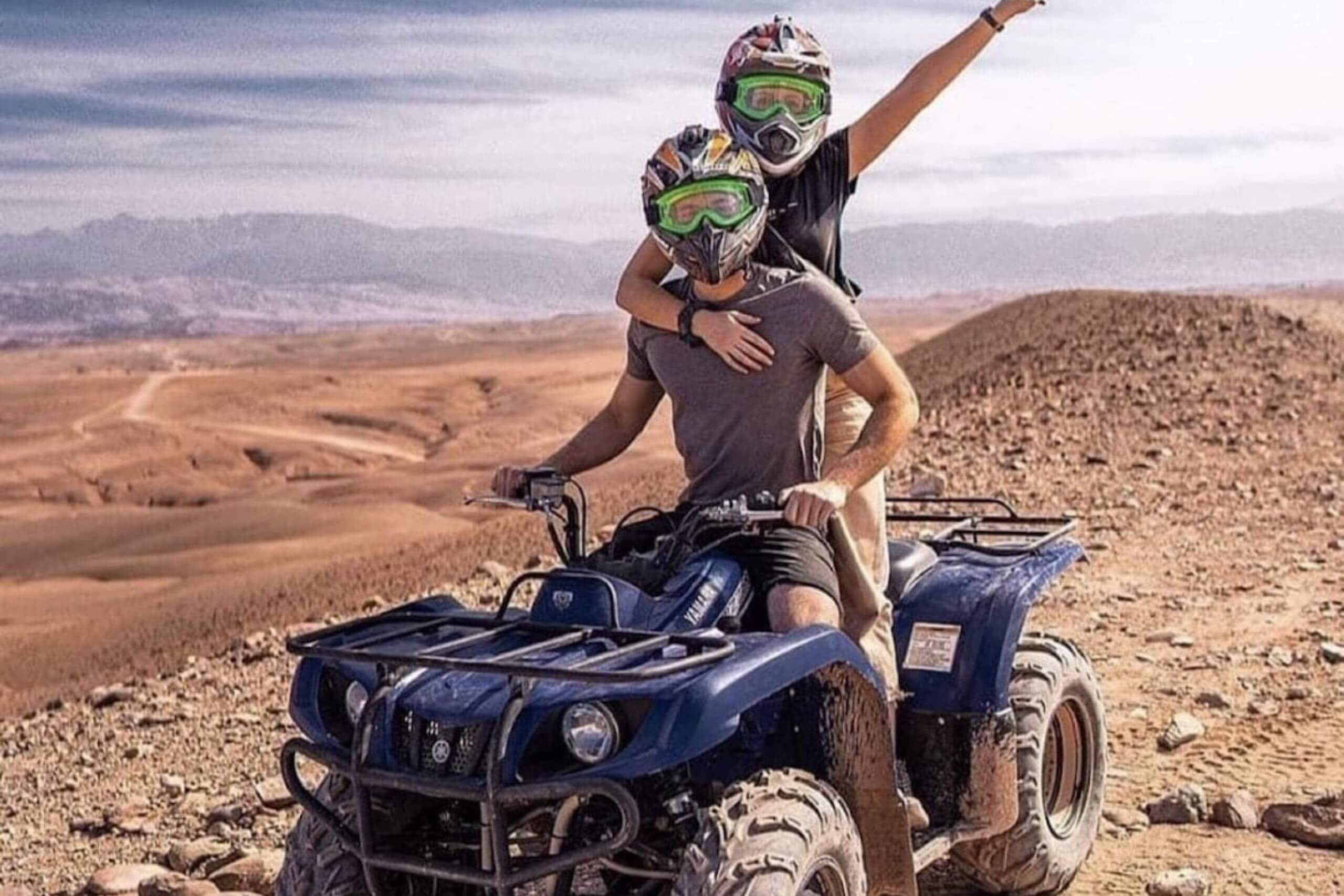 Quad Désert Agafay avec des Touriste conduisant un quad sur les pistes rocailleuses d’Agafay