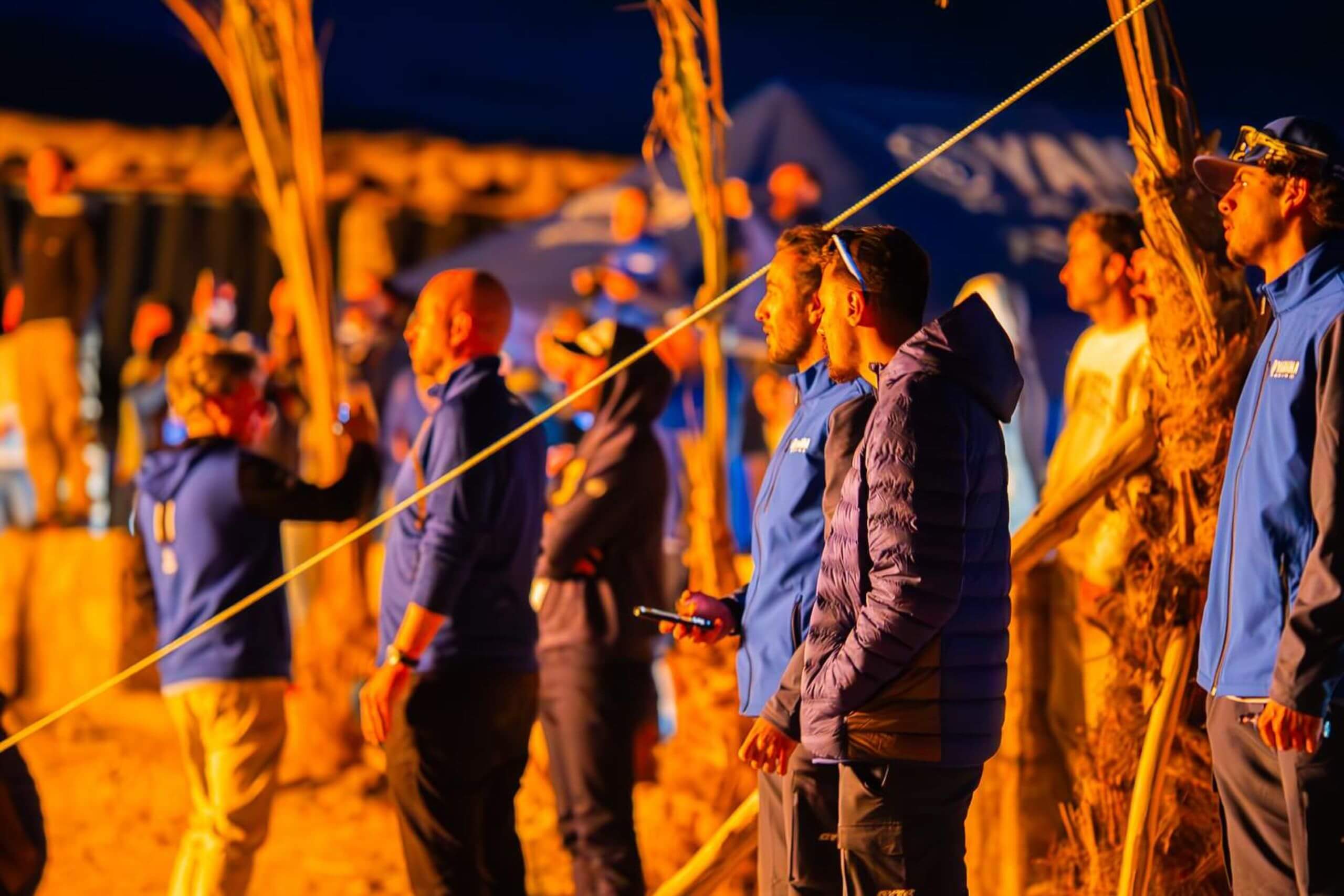 touristes admirant la soirée agafay