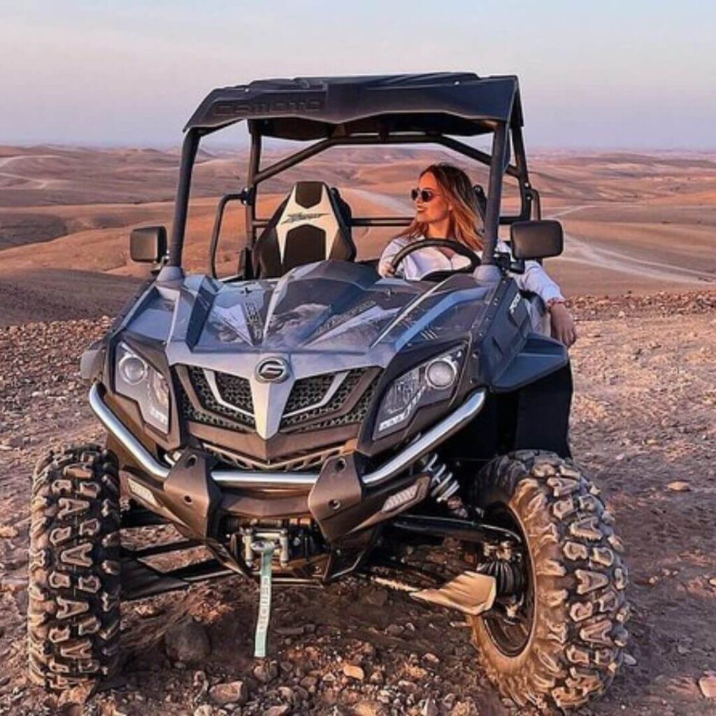Buggy filant sur les dunes dorées du désert d’Agafay