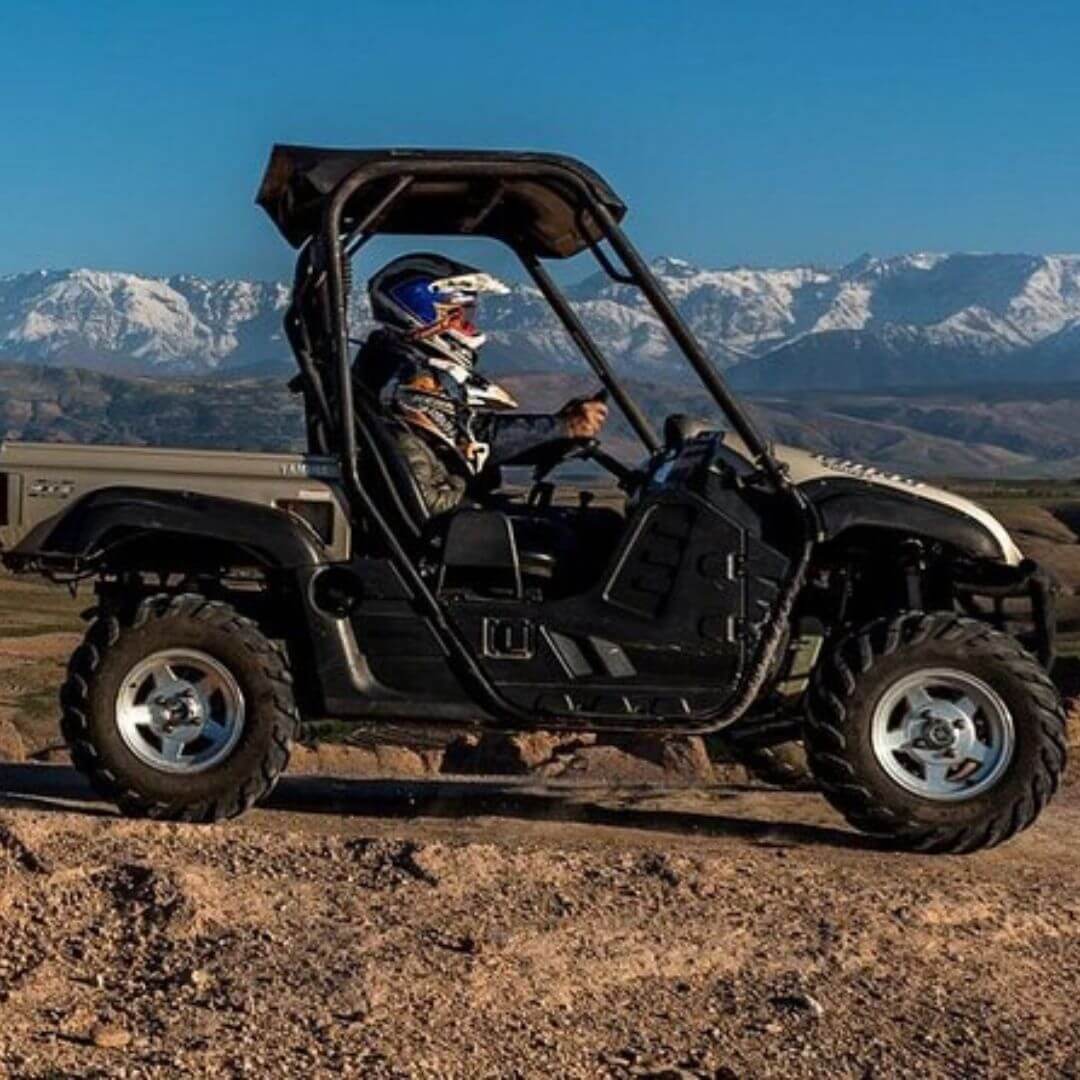 Buggy franchissant une piste sablonneuse sinueuse