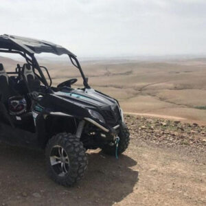 Famille profitant d’une excursion en buggy sécurisée