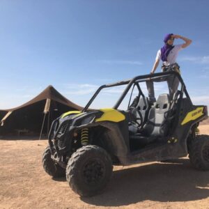 Participant tenant le volant d’un buggy en mouvement